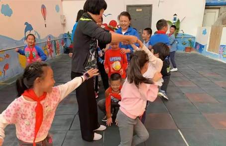 三街小学同学们走进昌雨春童